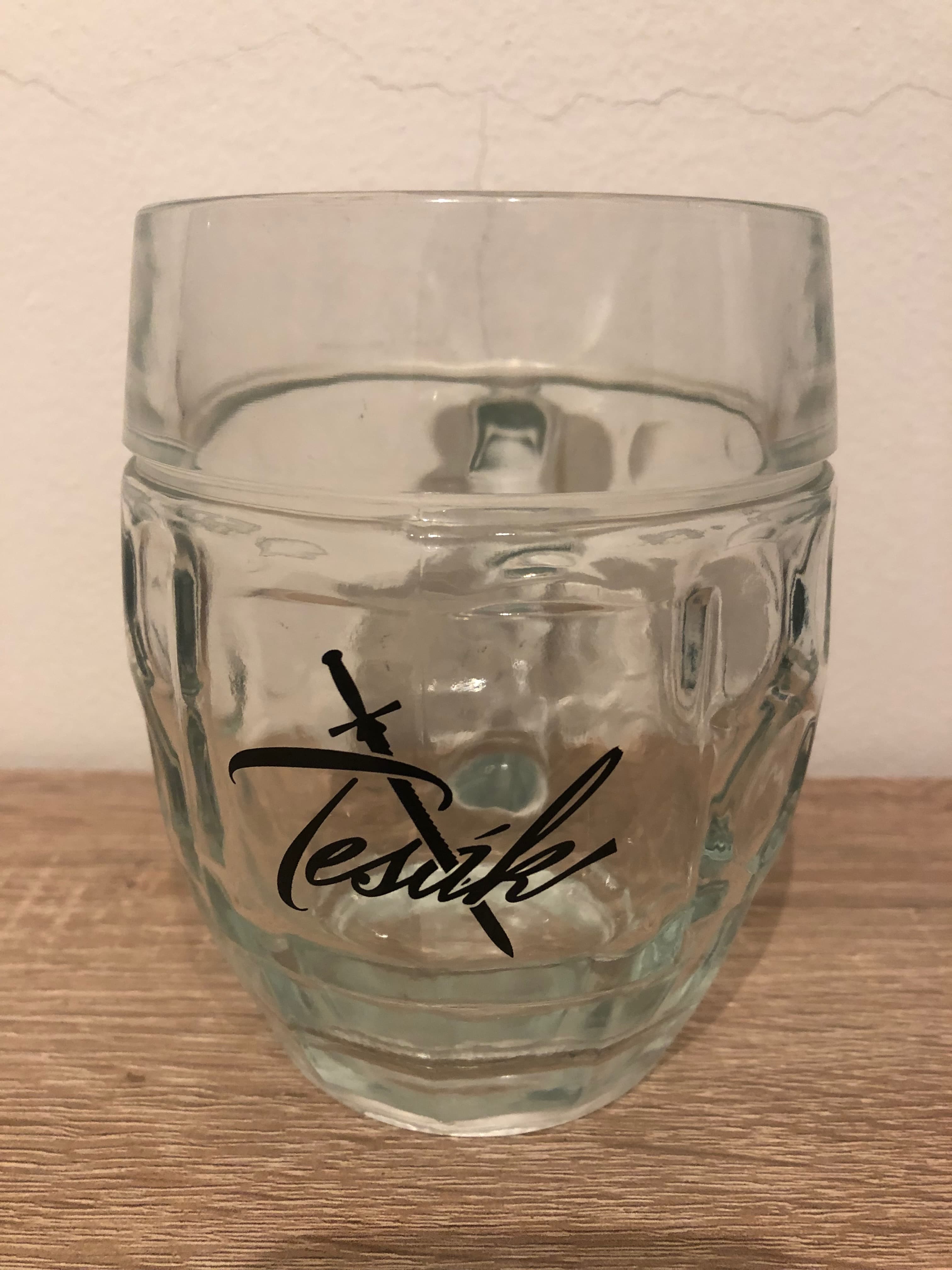 Půllitr — Tesák